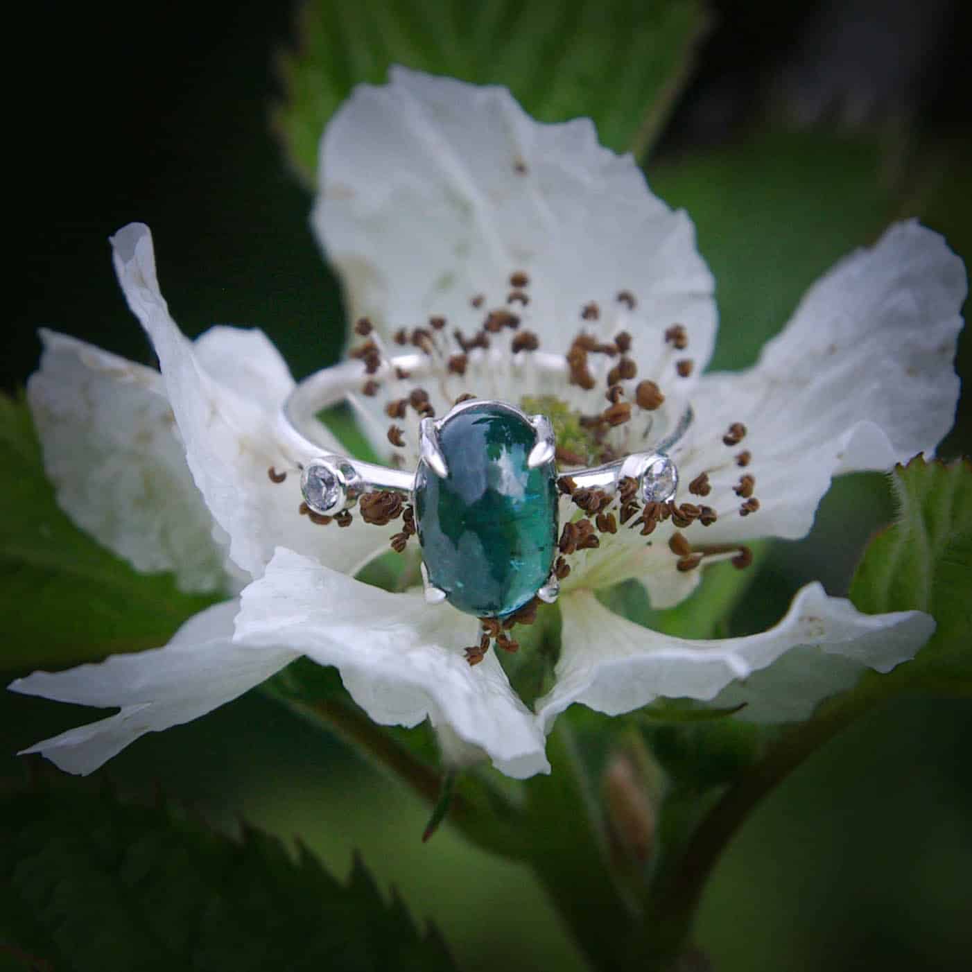 marche de noel bague tourmaline bleu vert cabochon serti griffe